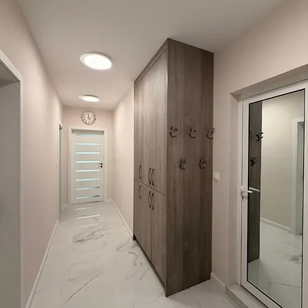 아파트 Two-bedroom In Center With Private Garage 플로브디프