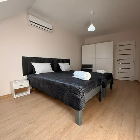 아파트 Two-bedroom In Center With Private Garage