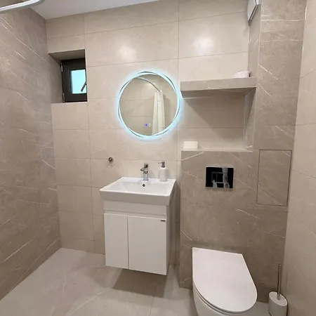 Two-bedroom In Center With Private Garage 아파트
