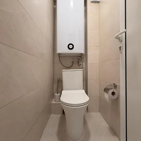 Two-bedroom In Center With Private Garage 아파트 *