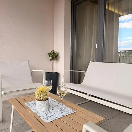 Two-bedroom In Center With Private Garage 아파트 *