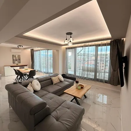 아파트 Two-bedroom In Center With Private Garage 플로브디프