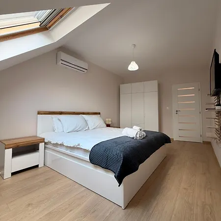 Two-bedroom In Center With Private Garage 아파트