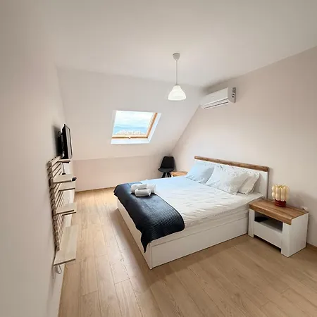 Two-bedroom In Center With Private Garage 아파트 *