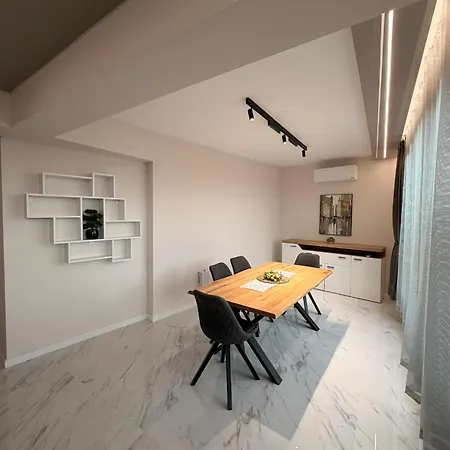 아파트 Two-bedroom In Center With Private Garage