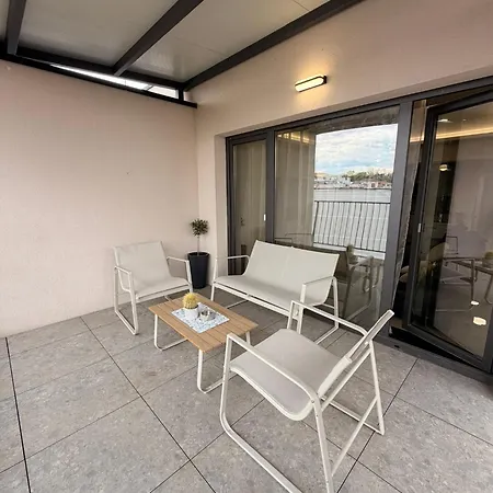 Two-bedroom In Center With Private Garage 플로브디프