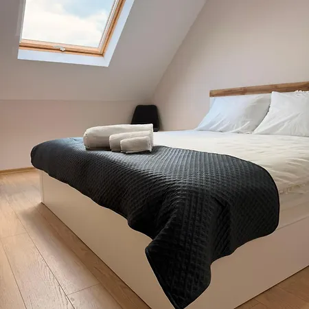 Two-bedroom In Center With Private Garage 아파트